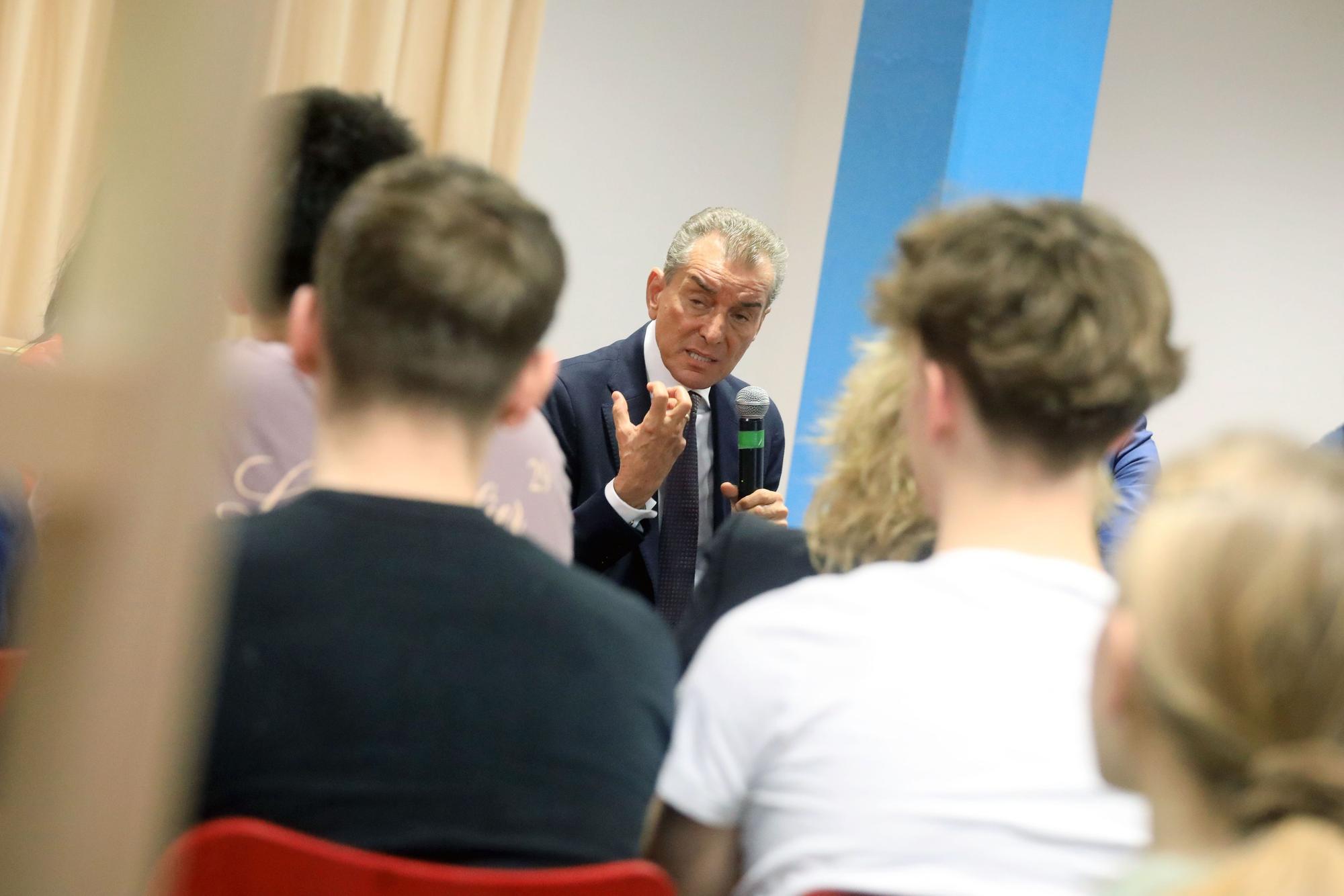 Publizist Michel Friedman bei einer Diskussionsrunde zum Thema Antisemitismus mit Schülerinnen und Schülern im Lessing-Gymnasium in Porz-Zündorf.