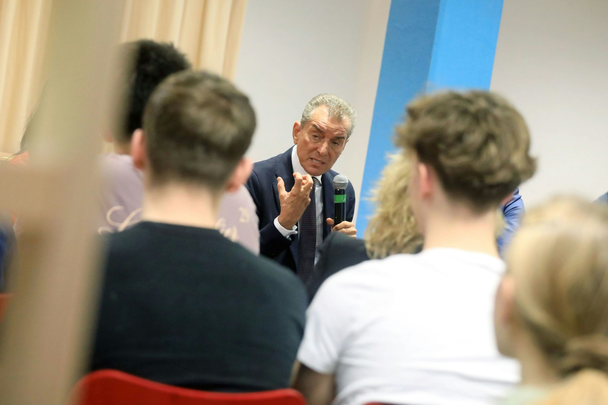 Publizist Michel Friedman bei einer Diskussionsrunde zum Thema Antisemitismus mit Schülerinnen und Schülern im Lessing-Gymnasium in Porz-Zündorf.