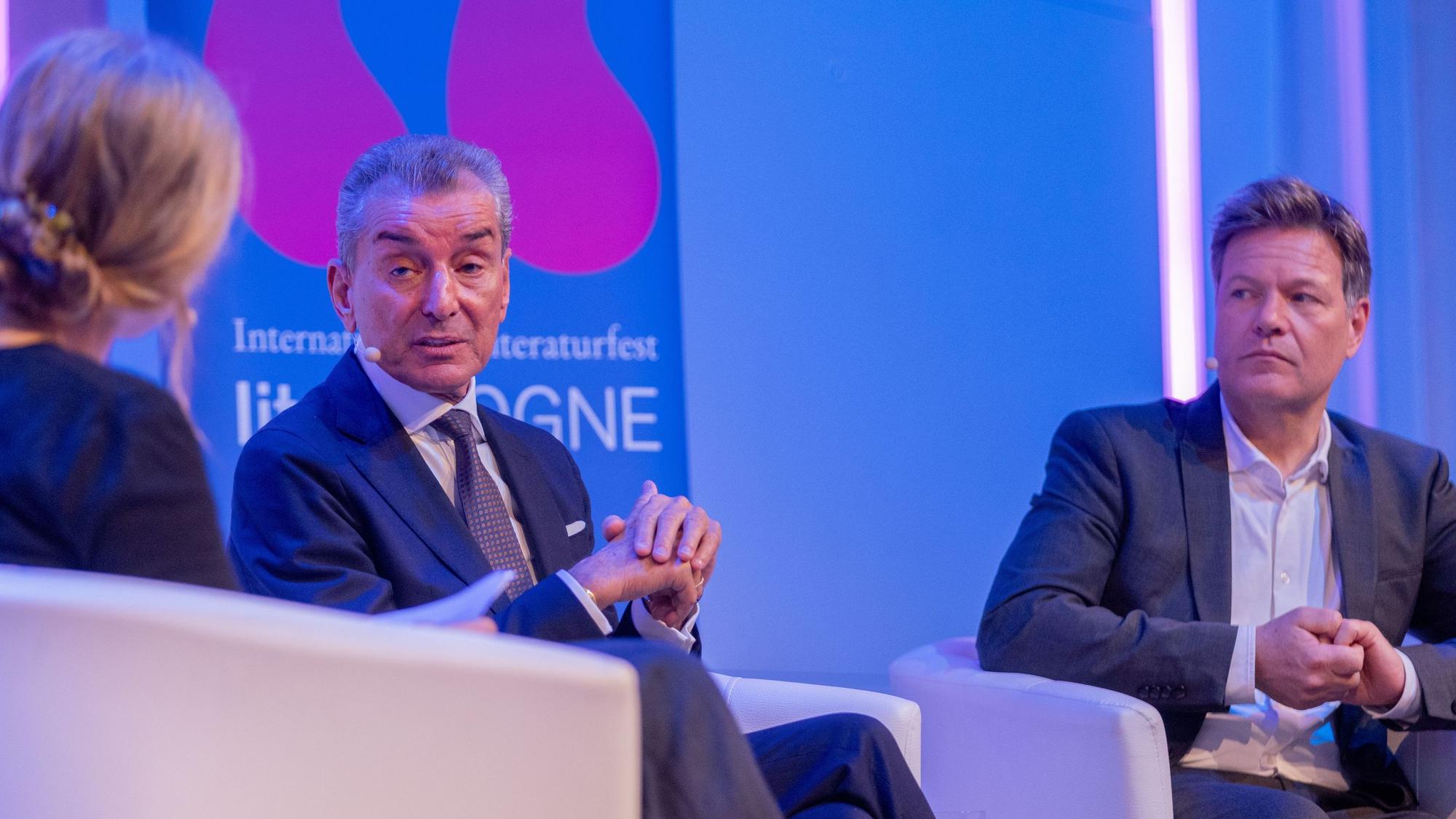 Auftakt der 24. lit.Cologne mit der Veranstaltung „Wider den Judenhass“ mit Michel Friedman (Mitte) und Robert Habeck in der Flora Köln. Links im Bild: Moderatorin Nele Pollatschek Foto: Thilo Schmülgen