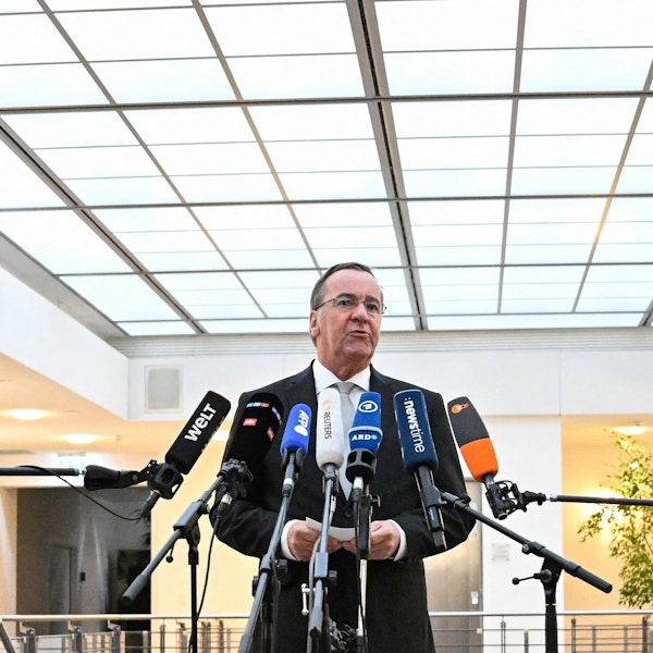 Der deutsche Verteidigungsminister Boris Pistorius (SPD) beantwortet Fragen von Medienvertretern zur Abhöraffäre bei der deutschen Luftwaffe. Vor ihm sind mehrere Mikrofone aufgebaut.