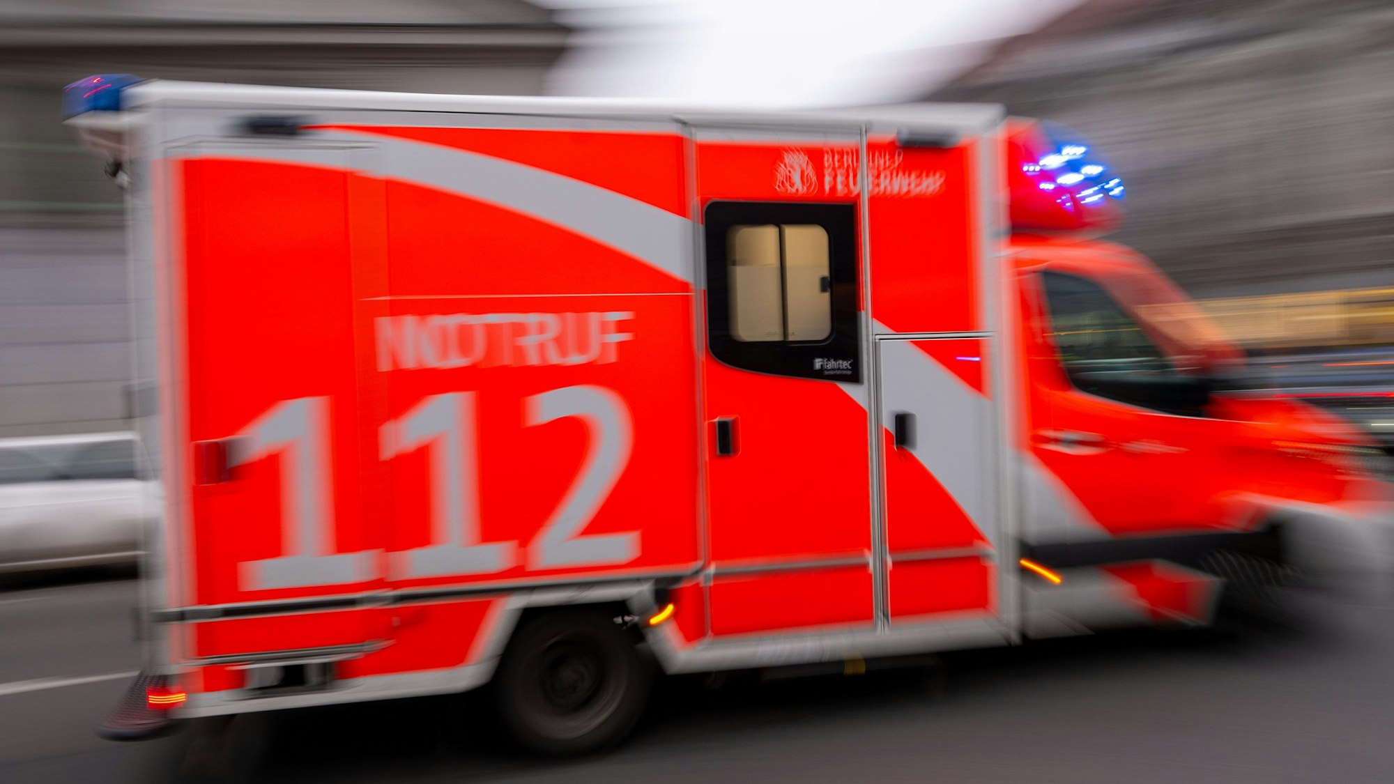 Ein Rettungswagen fährt mit Blaulicht zum Einsatz. (Symbolbild)