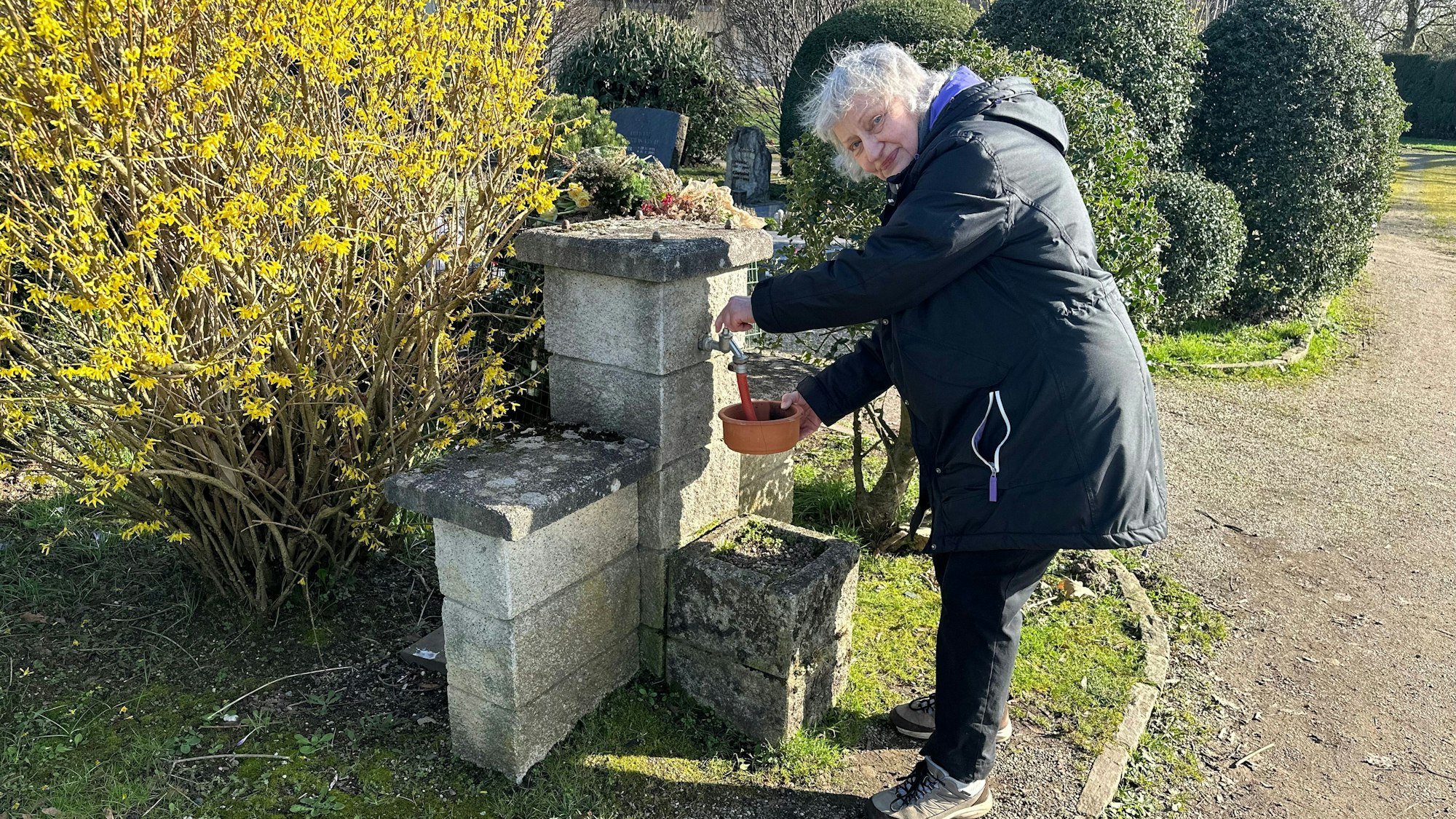 Alte Schalen auf dem Friedhof können mit Wasser gefüllt werden als Tränke für Igel.