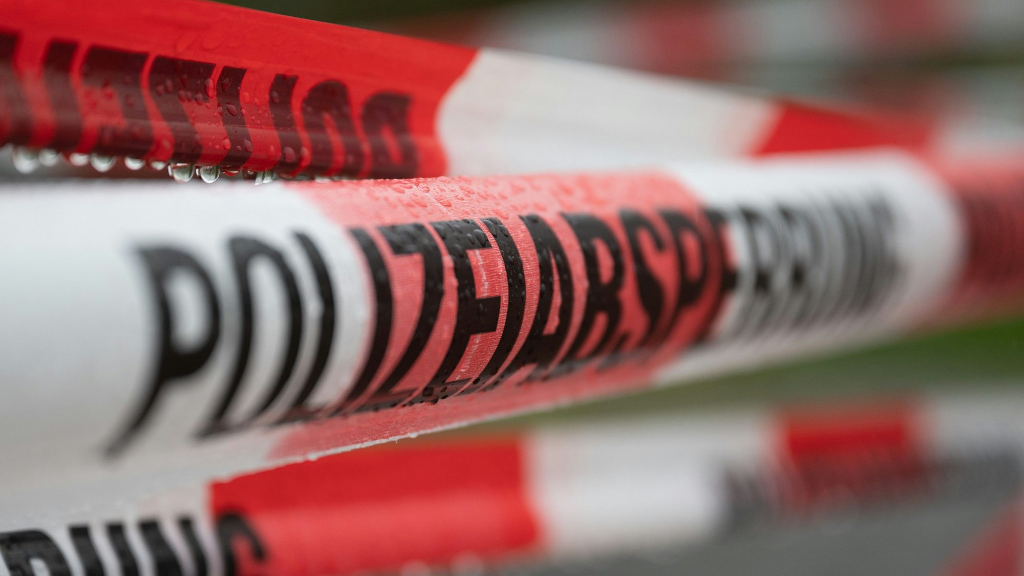 Die Polizei hat einen Einsatzort mit Flatterband abgesperrt.