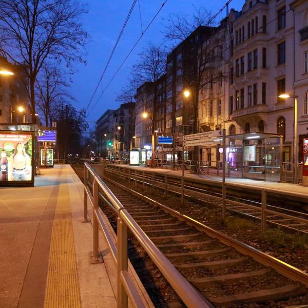 Die Bahn-Haltestelle am Kölner Chlodwigplatz ist verwaist. Die Beschäftigten der KVB haben gemeinsam mit der Gewerkschaft Verdi am Dienstag und Mittwoch erneut zu Streiks in Nordrhein-Westfalen aufgerufen.