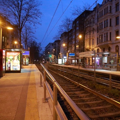 Die Bahn-Haltestelle am Kölner Chlodwigplatz ist verwaist. Die Beschäftigten der KVB haben gemeinsam mit der Gewerkschaft Verdi am Dienstag und Mittwoch erneut zu Streiks in Nordrhein-Westfalen aufgerufen.