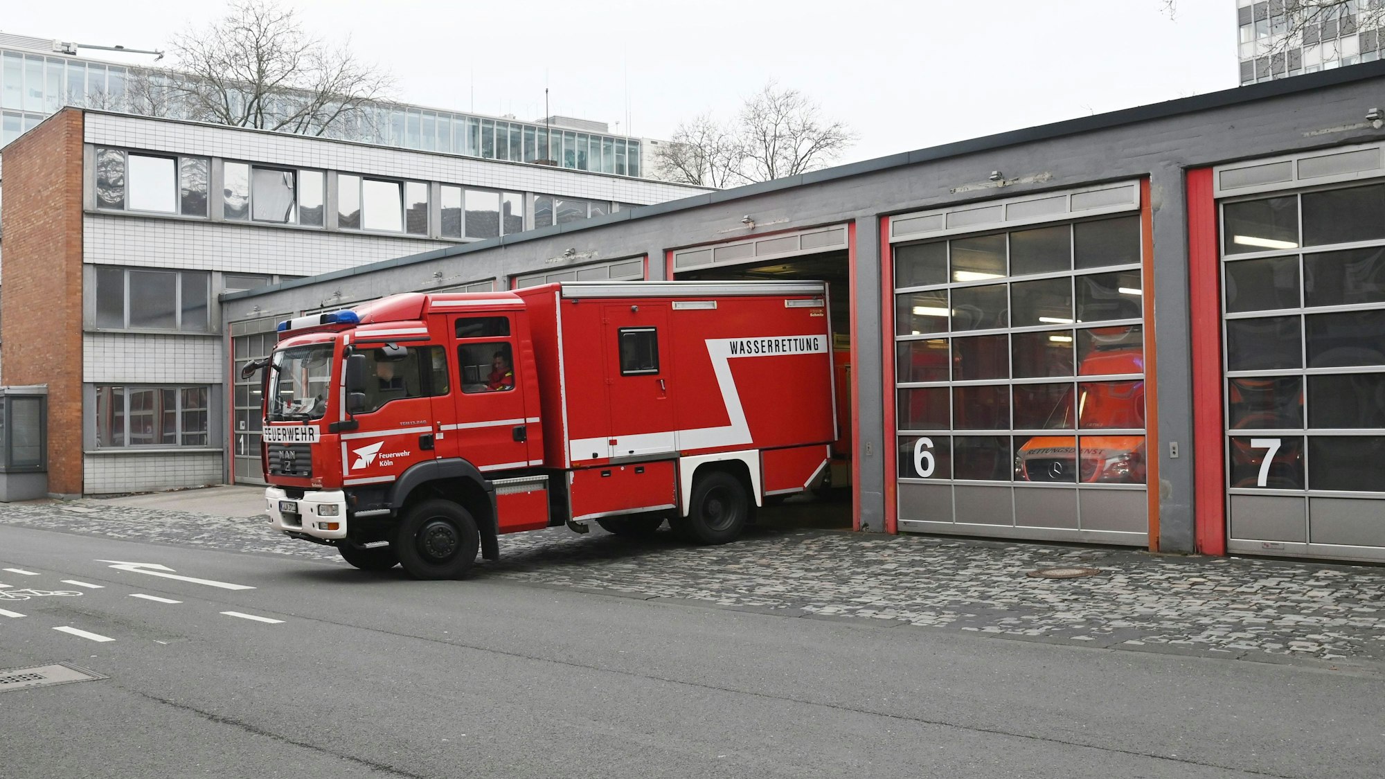 Im vergangenen Jahr gingen insgesamt etwas mehr als 17.000 Notrufe bei der Kölner Feuerwehr ein – bei rund 40 Prozent handelte es sich um einen Fehlalarm.
