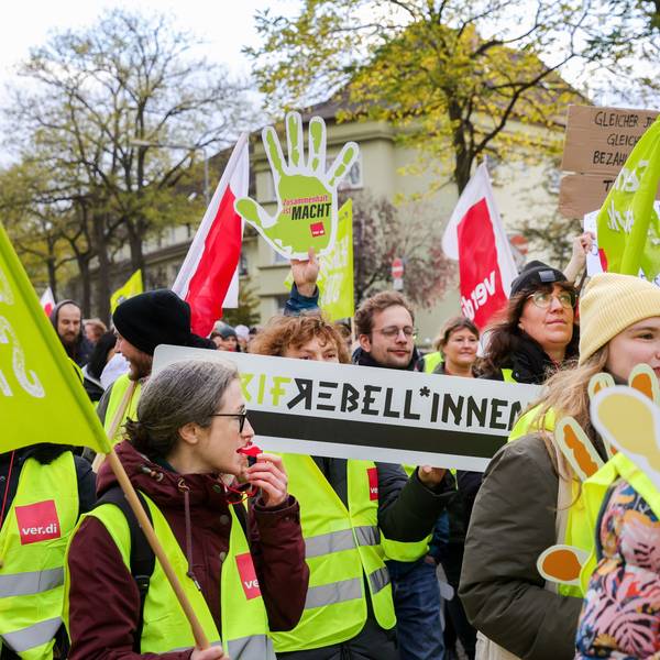 Warnstreik am Universitätsklinikum Köln und Hochschulen Köln vor der Uniklinik im November 2023.