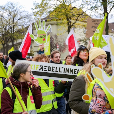 Warnstreik am Universitätsklinikum Köln und Hochschulen Köln vor der Uniklinik im November 2023.