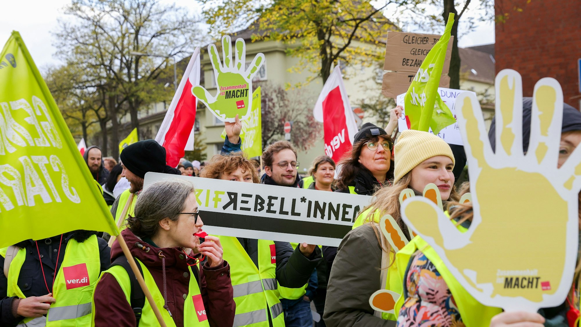 Warnstreik am Universitätsklinikum Köln und Hochschulen Köln vor der Uniklinik im November 2023.