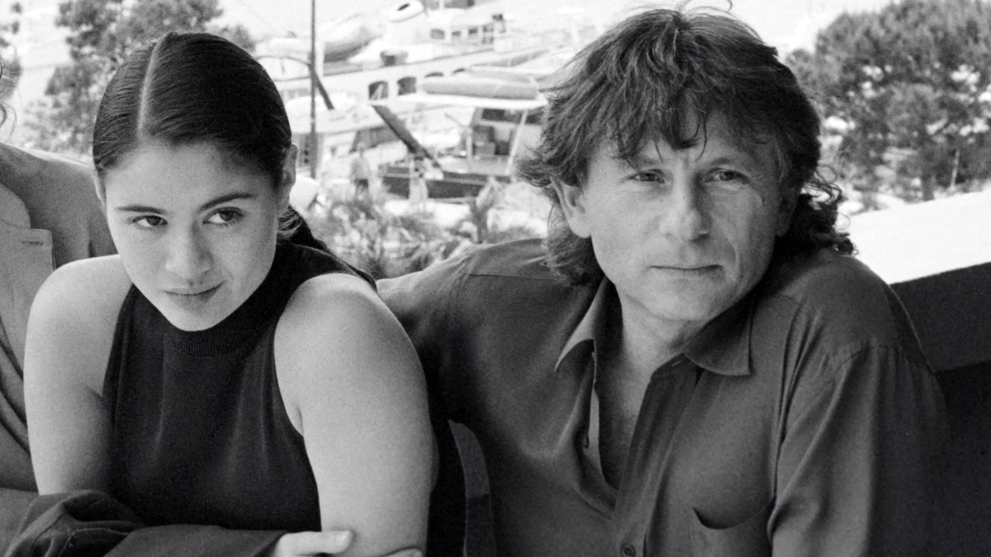 Charlotte Lewis (l) im Mai 1986 bei den Dreharbeiten zu Piraten. Neben ihr der Regisseur Roman Polański.