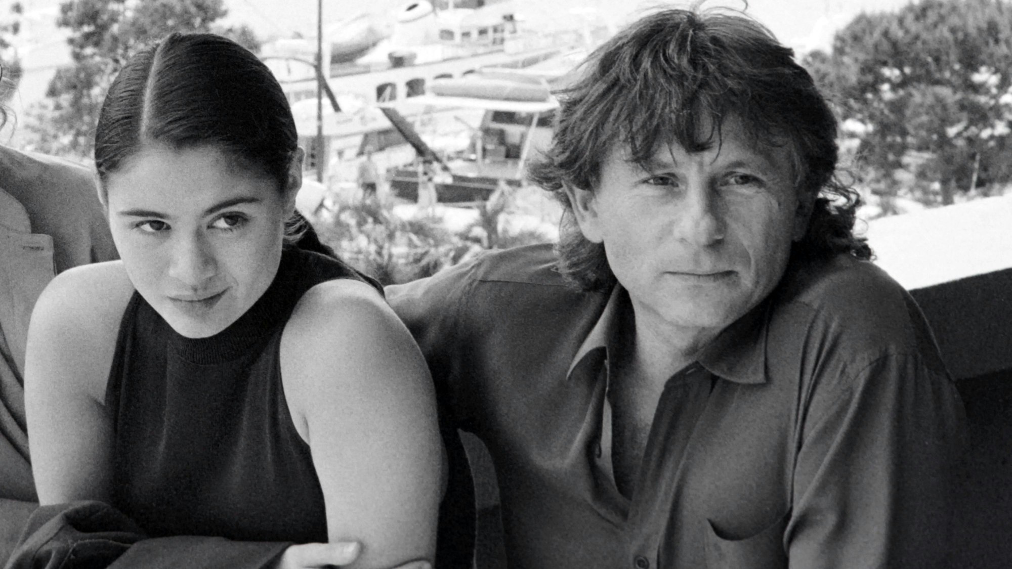 Charlotte Lewis (l) im Mai 1986 bei den Dreharbeiten zu Piraten. Neben ihr der Regisseur Roman Polański.