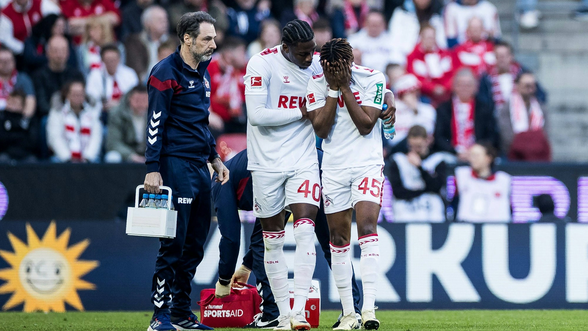 Justin Diehl verlässt wenttäuscht den Platz, Team-Kollege Faride Alidou stützt den 19-Jährien.