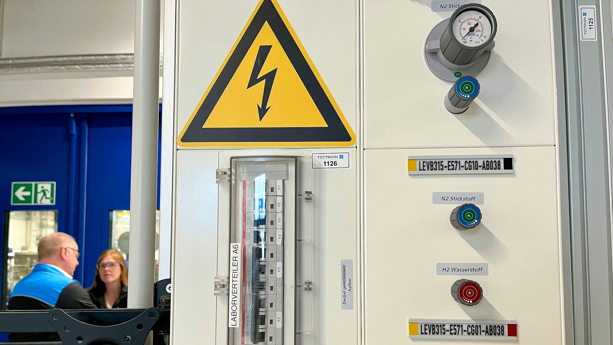 Eine Schalttafel im neuen Technikum von Covestro