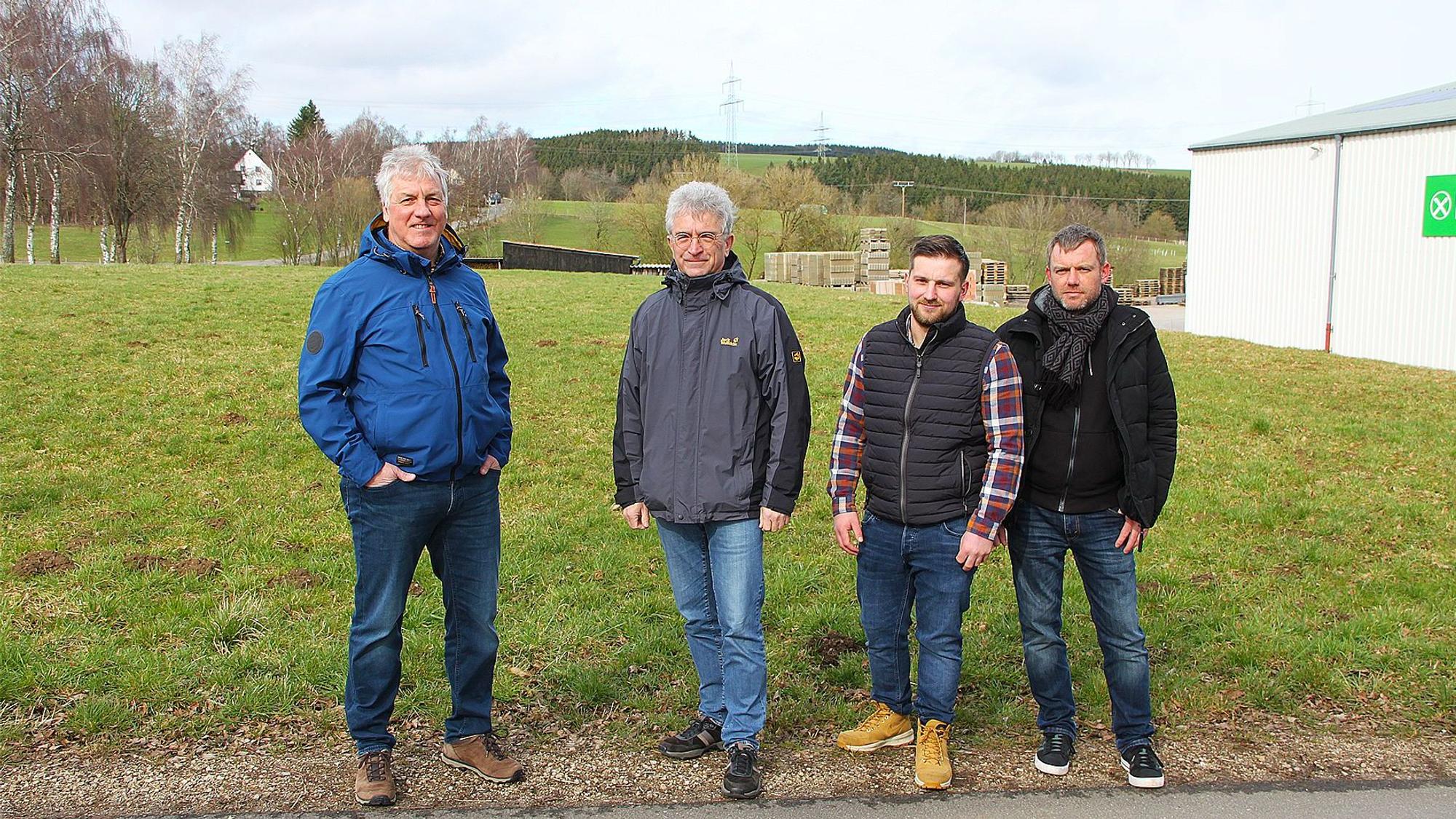 Das Bild zeigt Lothar Ademes, Egon Schmitz, Martin Kinnen und Marco Adams. Sie stehen vor einer Wiese.