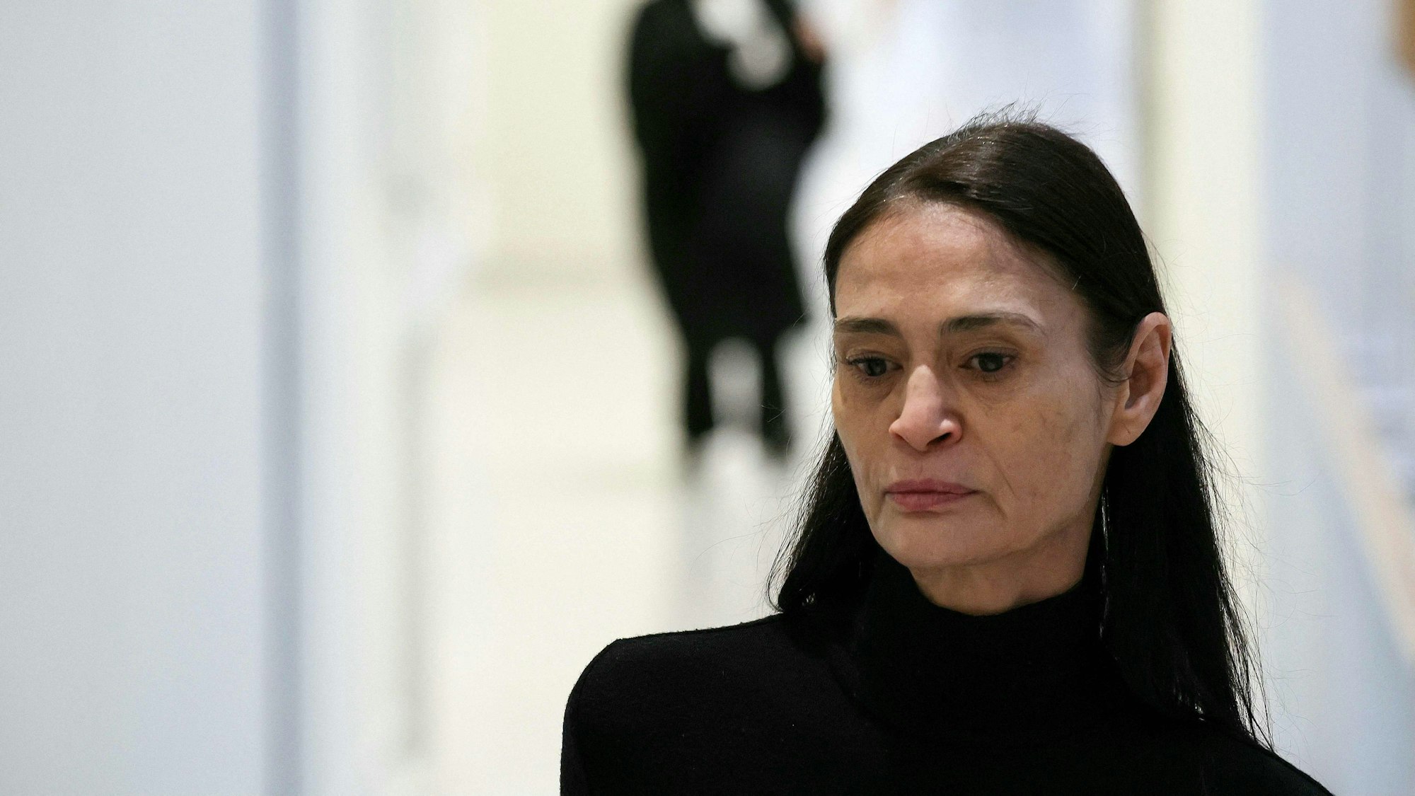 Die britische Schauspielerin Charlotte Lewis trifft im Bezirksgericht von Batignolles ein