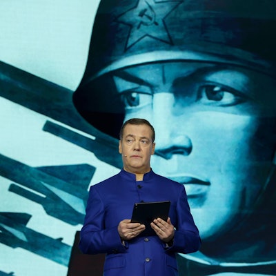 Klare Bildsprache und Mao-Gedächtnisanzug: Russlands Ex-Präsident Dmitri Medwedew lässt keine Zweifel an den Zielen des Kreml aufkommen.