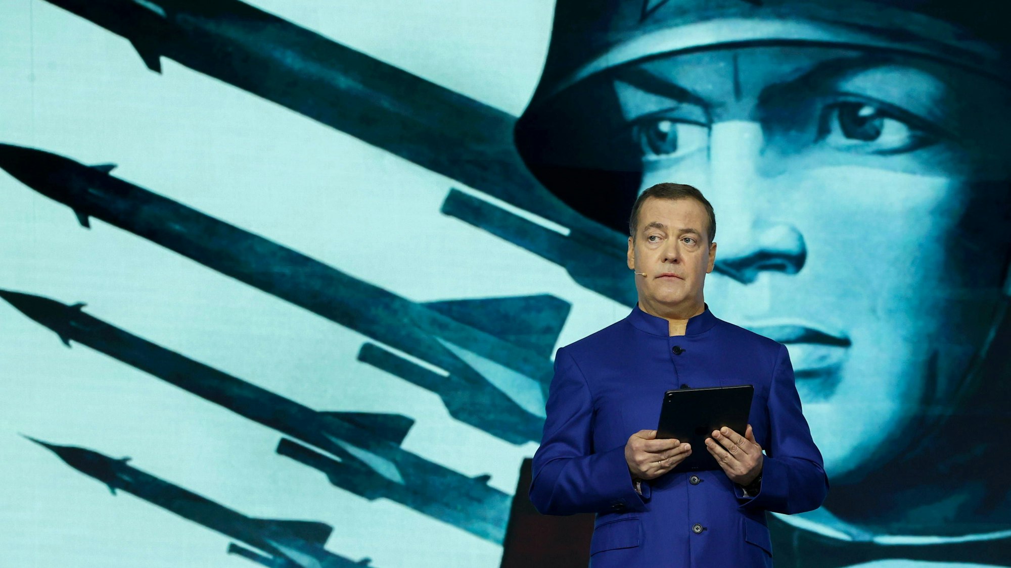 Klare Bildsprache und Mao-Gedächtnisanzug: Russlands Ex-Präsident Dmitri Medwedew lässt keine Zweifel an den Zielen des Kreml aufkommen.