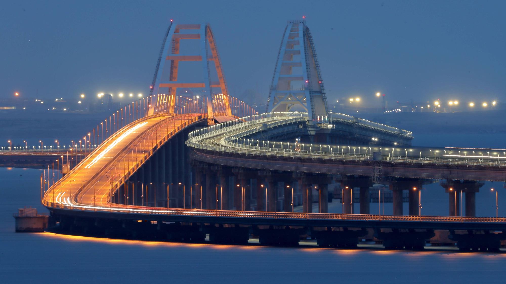 Die Krim-Brücke verbindet die von Russland besetzte ukrainische Halbinsel Krim mit dem russischen Festland. Die Ukraine will das strategisch wichtige Bauwerk zerstören. (Archivbild)