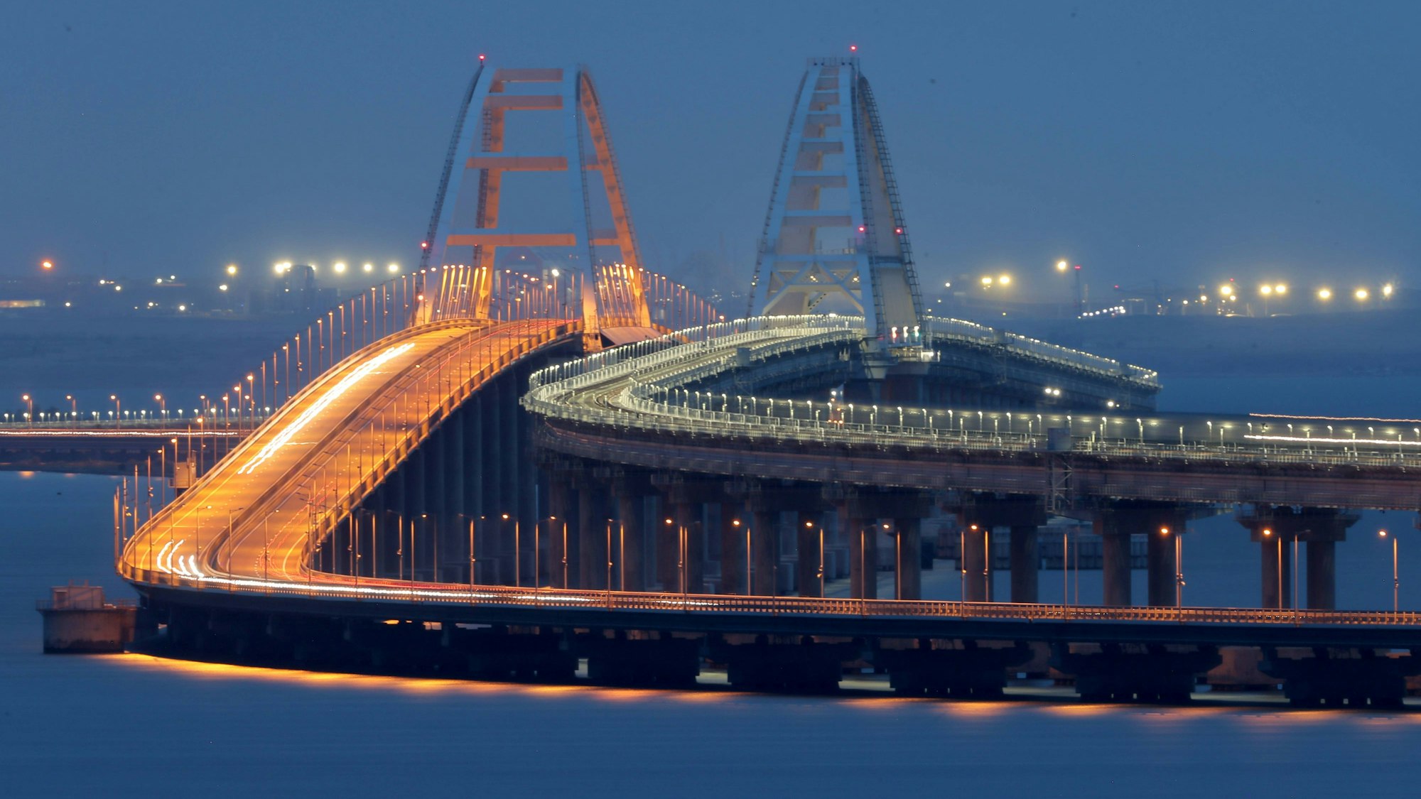 Die Krim-Brücke verbindet die von Russland besetzte ukrainische Halbinsel Krim mit dem russischen Festland. Die Ukraine will das strategisch wichtige Bauwerk zerstören. (Archivbild)