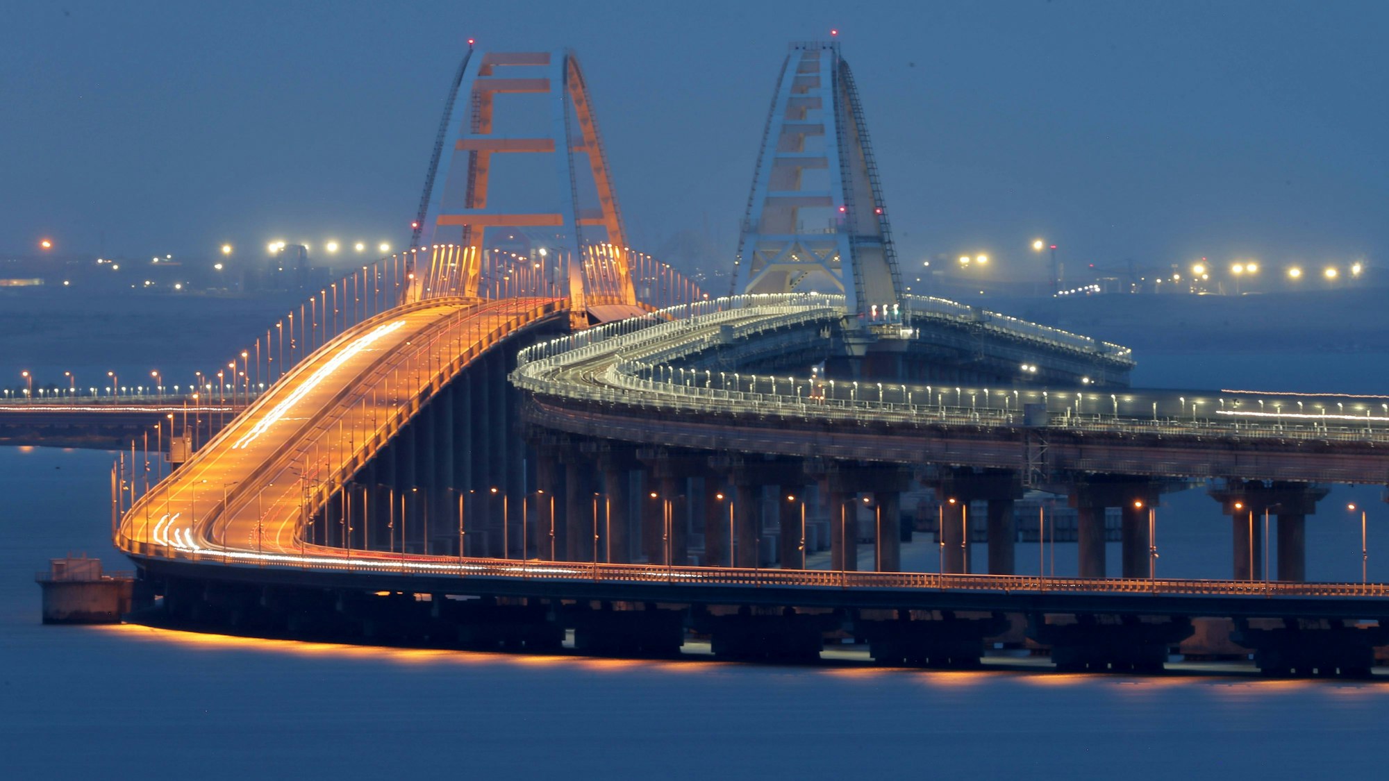 Die nach der russischen Besatzung der ukrainischen Halbinsel Krim errichtete Brücke nahe Kertsch gilt als eines der wichtigsten strategischen Ziele der ukrainischen Streitkräfte. (Archivbild)