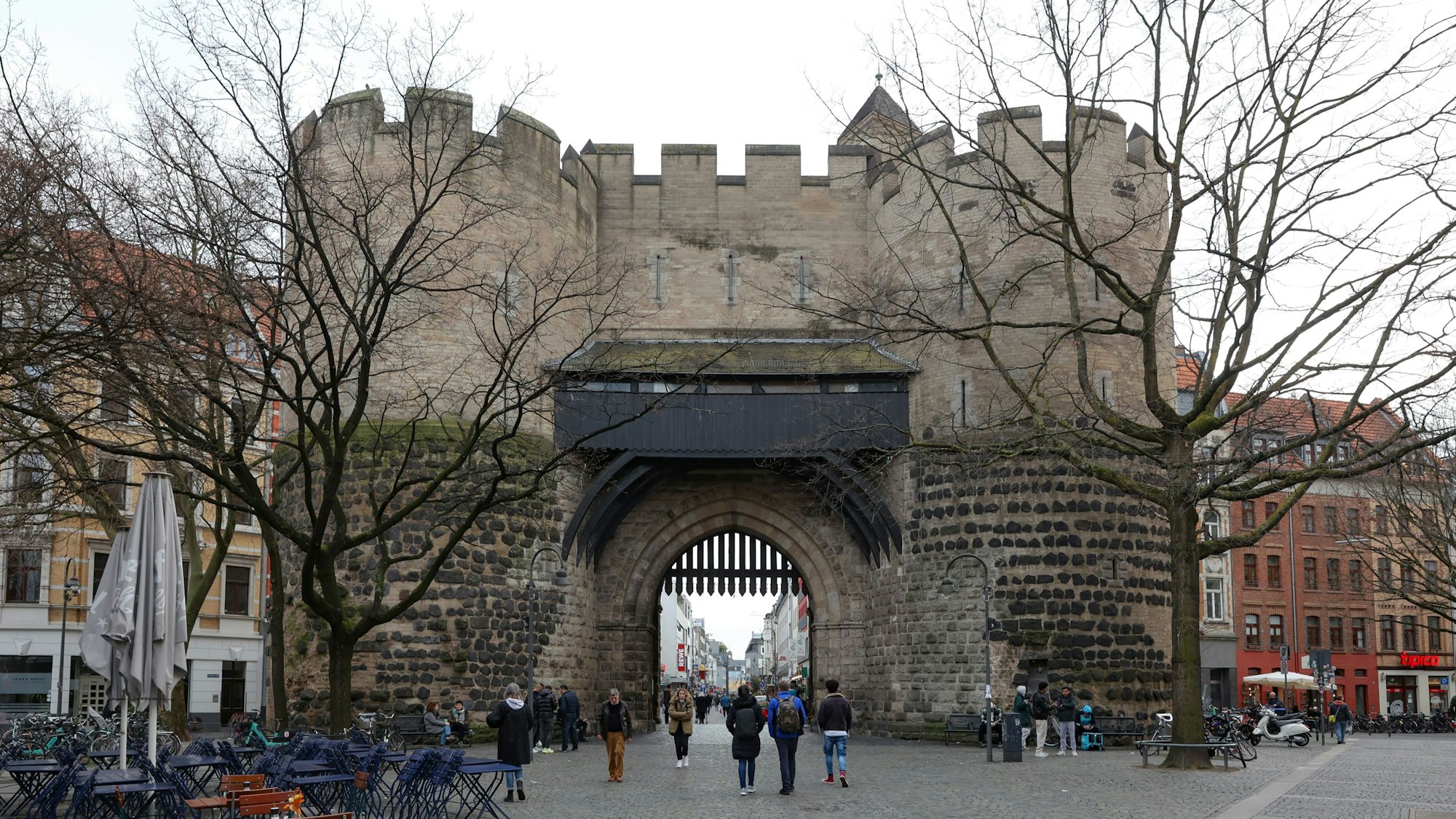 Die Eigelsteintorburg ist stark sanierungsbedürftig.