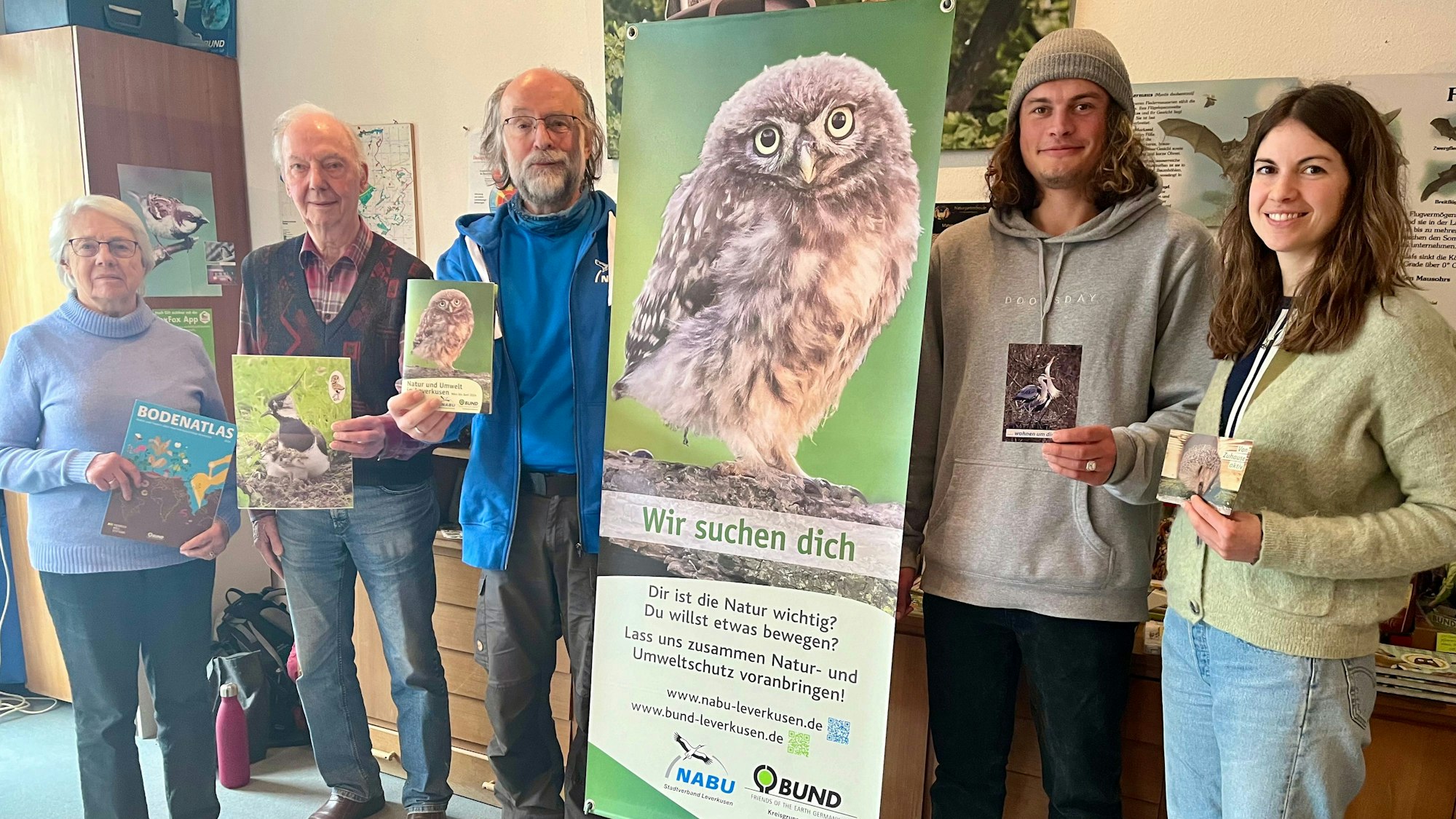 Die neuen Naturschutz-Botschafter Vivien Ferch (r) und Moritz Schiffrath mit Verantwortliche von Nabu und BUND Leverkusen