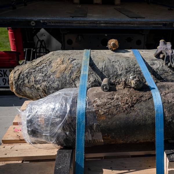 Zwei Weltkriegsbomben liegen zum Abtransport bereit auf einer Palette. (Archivbild)