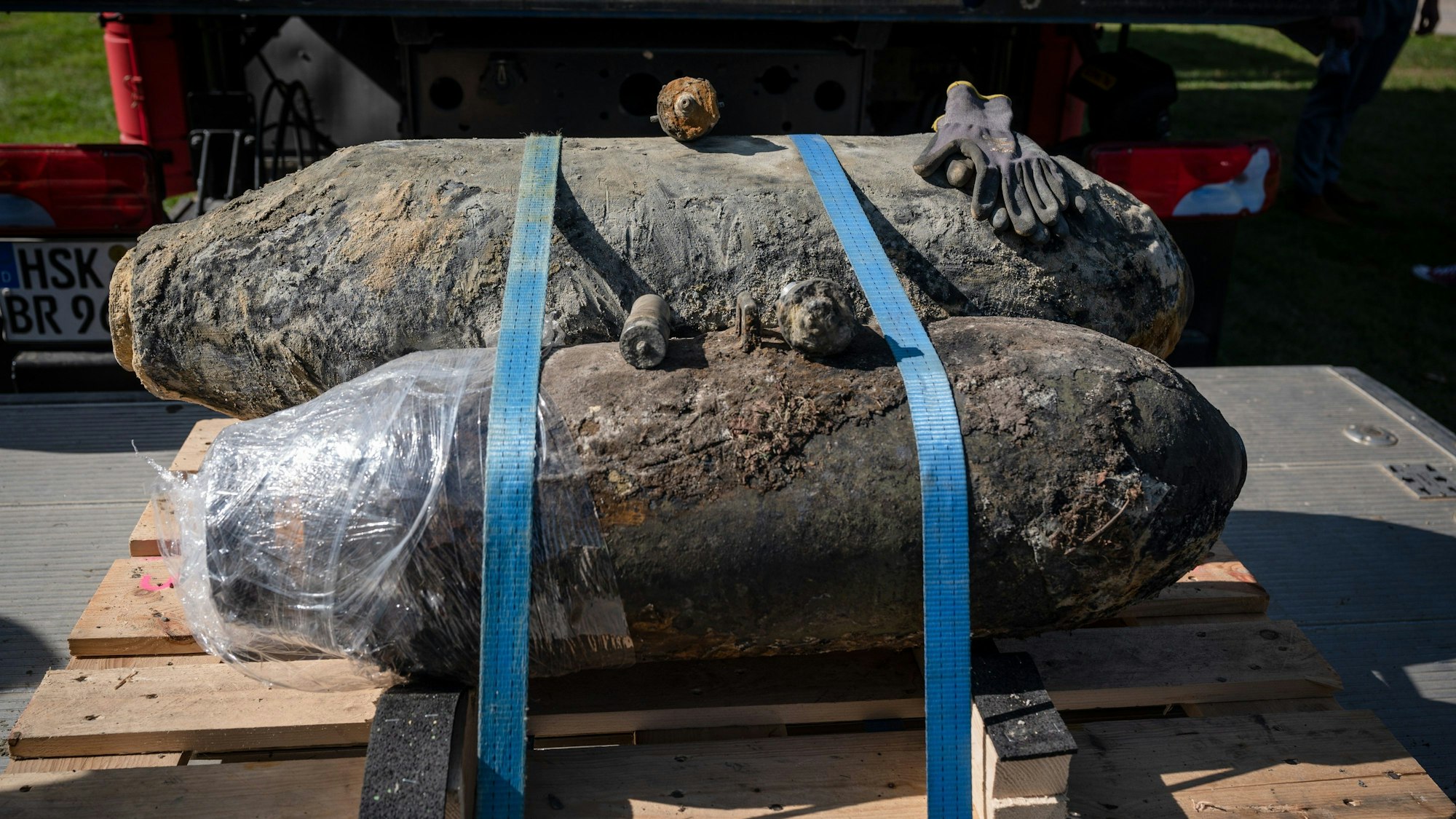 Zwei Weltkriegsbomben liegen zum Abtransport bereit auf einer Palette. (Archivbild)