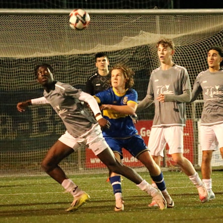 Die Spieler der JSG Erft 01 erwarten einen Eckball.