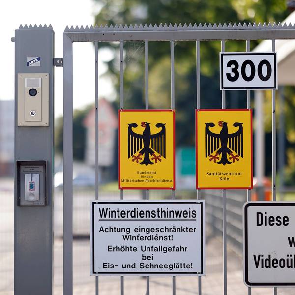 Das Logo des Bundesamt für den Militärischen Abschirmdienst bei einem Besuch von Bundesverteidigungsminister Boris Pistorius SPD beim MAD in der Konrad Adenauer Kaserne. Themenbild, Symbolbild Köln, 11.09.2023 NRW Deutschland *** The logo of the Federal Office for Military Counterintelligence during a visit by Federal Defense Minister Boris Pistorius SPD to the MAD in the Konrad Adenauer barracks Topic image, symbol image Cologne, 11 09 2023 NRW Germany Copyright: xChristophxHardtx