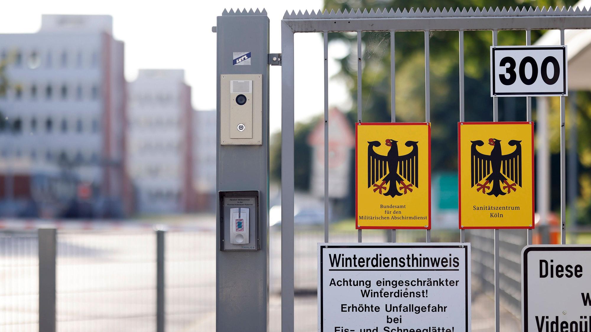 Das Logo des Bundesamt für den Militärischen Abschirmdienst bei einem Besuch von Bundesverteidigungsminister Boris Pistorius SPD beim MAD in der Konrad Adenauer Kaserne. Themenbild, Symbolbild Köln, 11.09.2023 NRW Deutschland *** The logo of the Federal Office for Military Counterintelligence during a visit by Federal Defense Minister Boris Pistorius SPD to the MAD in the Konrad Adenauer barracks Topic image, symbol image Cologne, 11 09 2023 NRW Germany Copyright: xChristophxHardtx