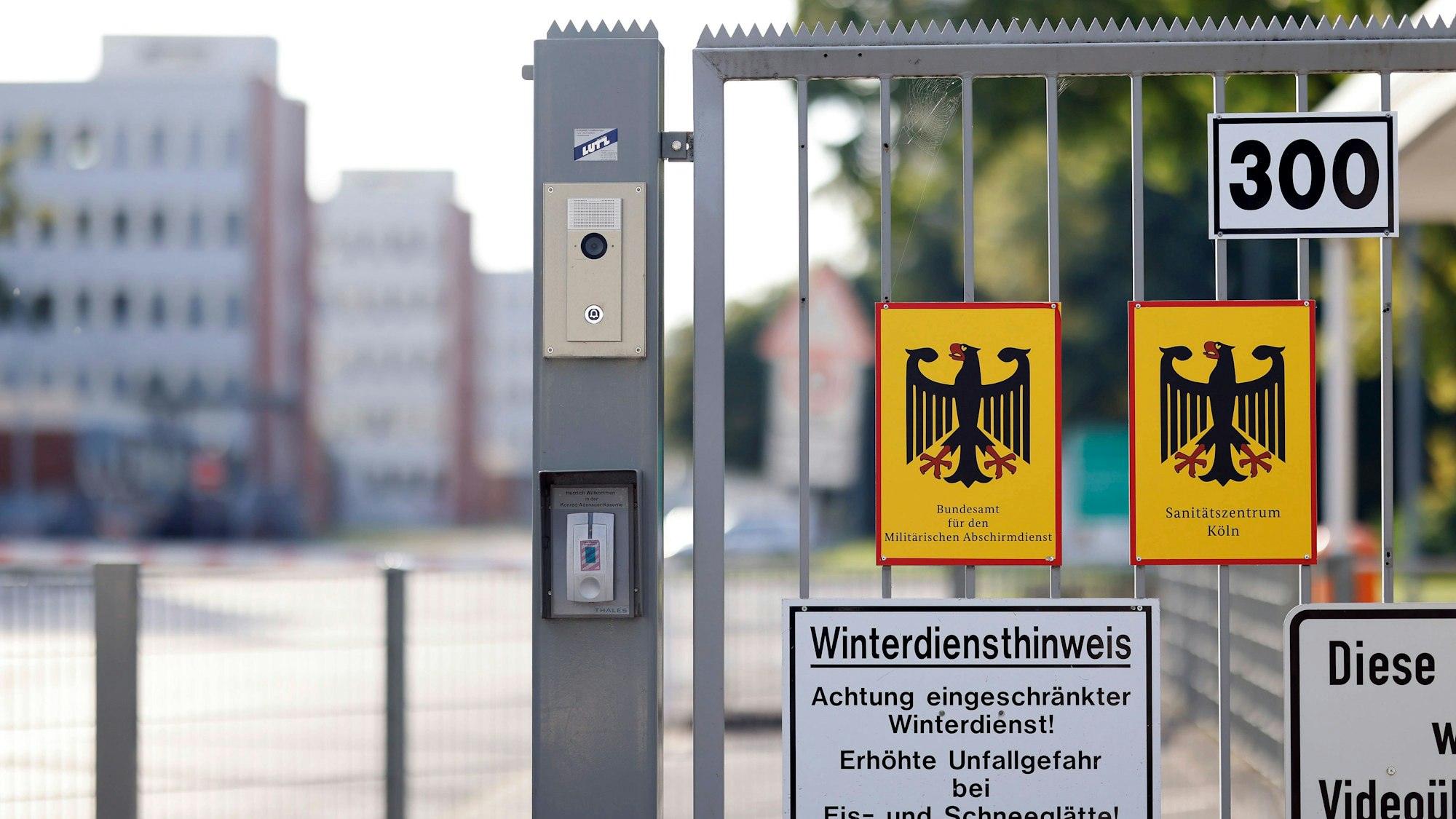 Das Logo des Bundesamt für den Militärischen Abschirmdienst bei einem Besuch von Bundesverteidigungsminister Boris Pistorius SPD beim MAD in der Konrad Adenauer Kaserne. Themenbild, Symbolbild Köln, 11.09.2023 NRW Deutschland *** The logo of the Federal Office for Military Counterintelligence during a visit by Federal Defense Minister Boris Pistorius SPD to the MAD in the Konrad Adenauer barracks Topic image, symbol image Cologne, 11 09 2023 NRW Germany Copyright: xChristophxHardtx