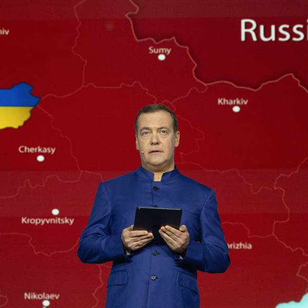 Russlands Ex-Präsident Dmitri Medwedew hat sich zu einem der größten Hardliner entwickelt. Bereits im März zeigte er eine Karte, damals sollte noch ein kleiner Teil der Ukraine übrig bleiben. Das hat sich nun geändert. (Archivbild)