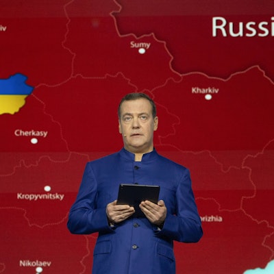 Russlands Ex-Präsident Dmitri Medwedew hat sich zu einem der größten Hardliner entwickelt. Bereits im März zeigte er eine Karte, damals sollte noch ein kleiner Teil der Ukraine übrig bleiben. Das hat sich nun geändert. (Archivbild)