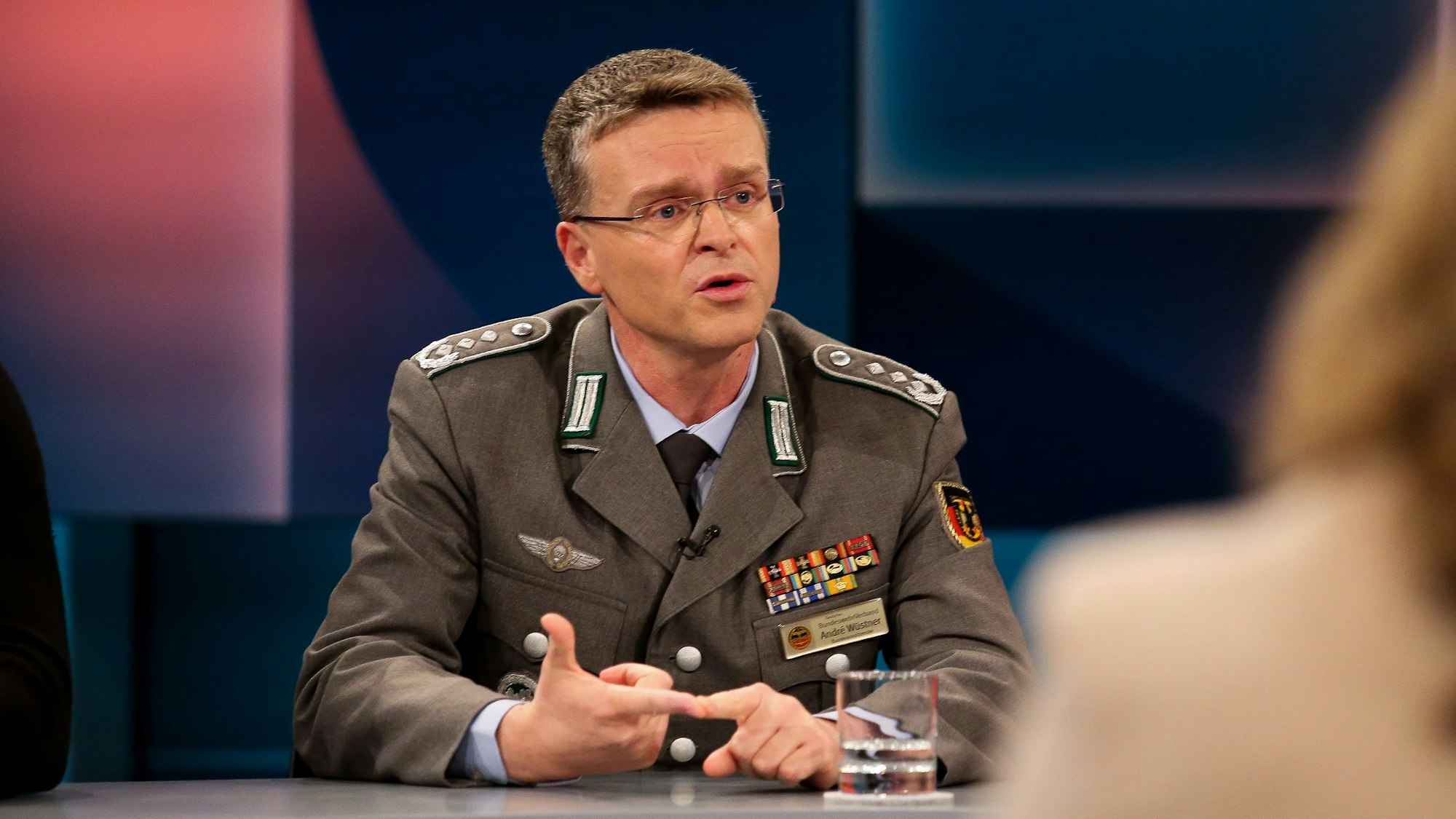 André Wüstner, Oberst des Heeres und Vorsitzendes der Deutschen Bundeswehrverbandes, sitzt bei der WDR-Talkshow „hart aber fair“ am Diskussionstisch.