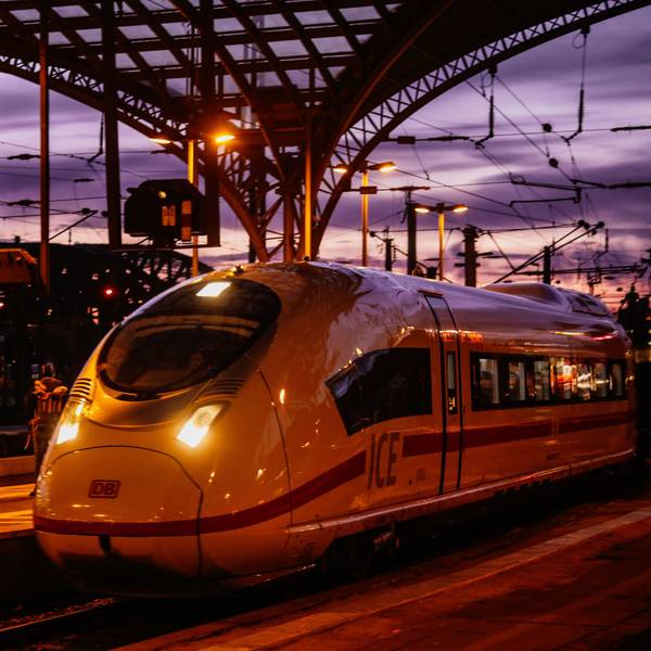 Ein ICE fährt in den Kölner Hauptbahnhof ein.