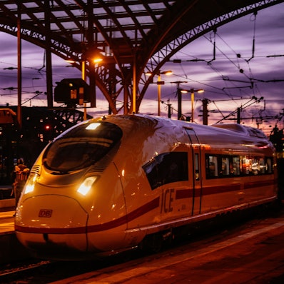 Ein ICE fährt in den Kölner Hauptbahnhof ein.