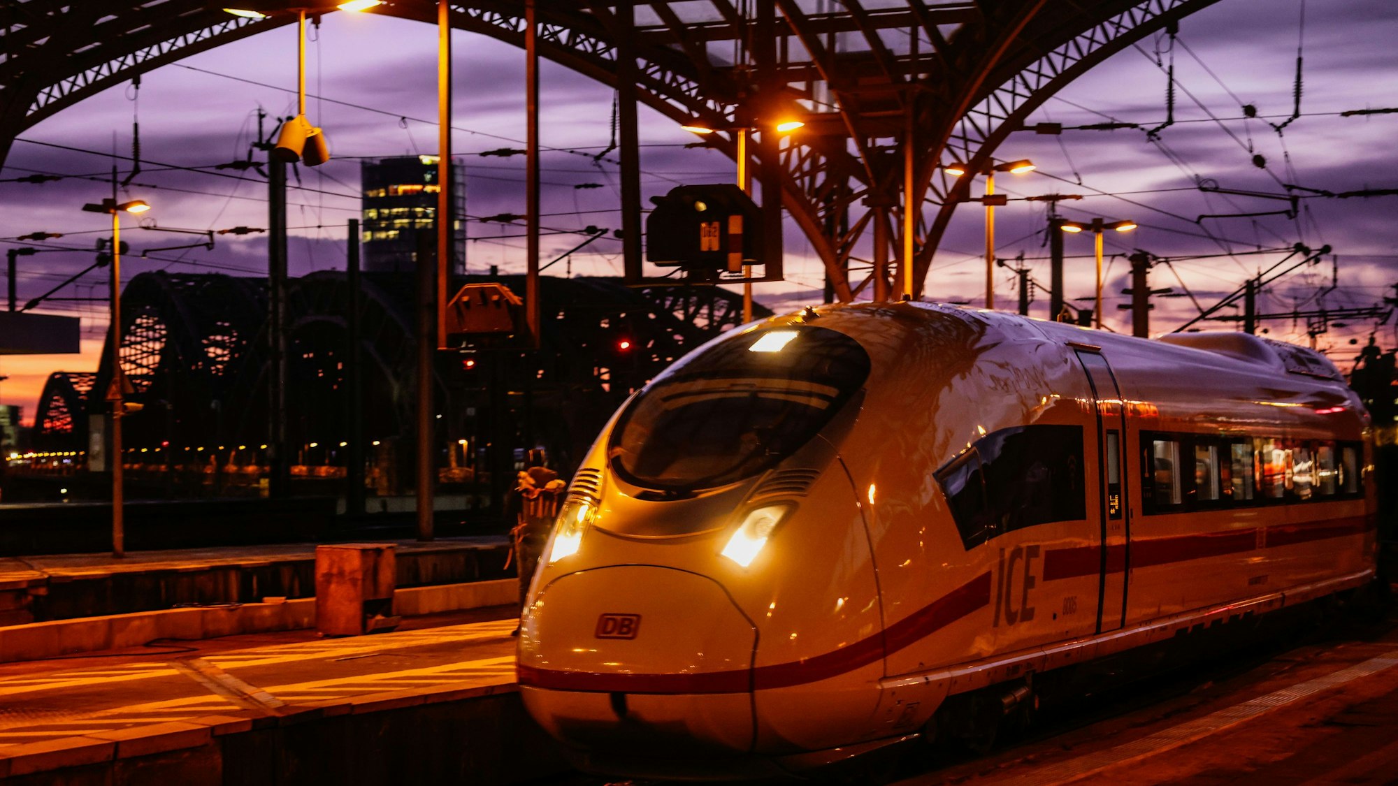 Ein ICE fährt in den Kölner Hauptbahnhof ein.