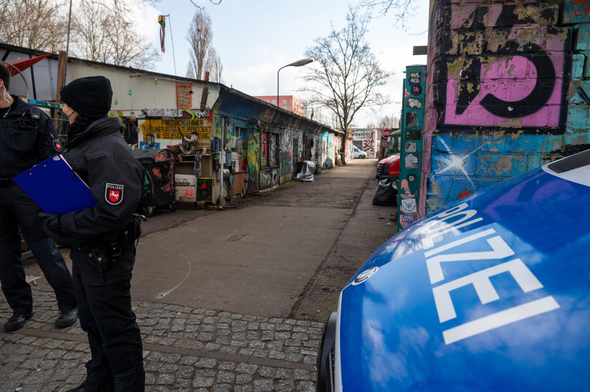 Einsatzkräfte der Polizei suchen bei der Fahndung nach den früheren RAF-Terroristen Staub und Garweg das Gelände am Markgrafendamm im Stadtteil Friedrichshain weiterhin ab.