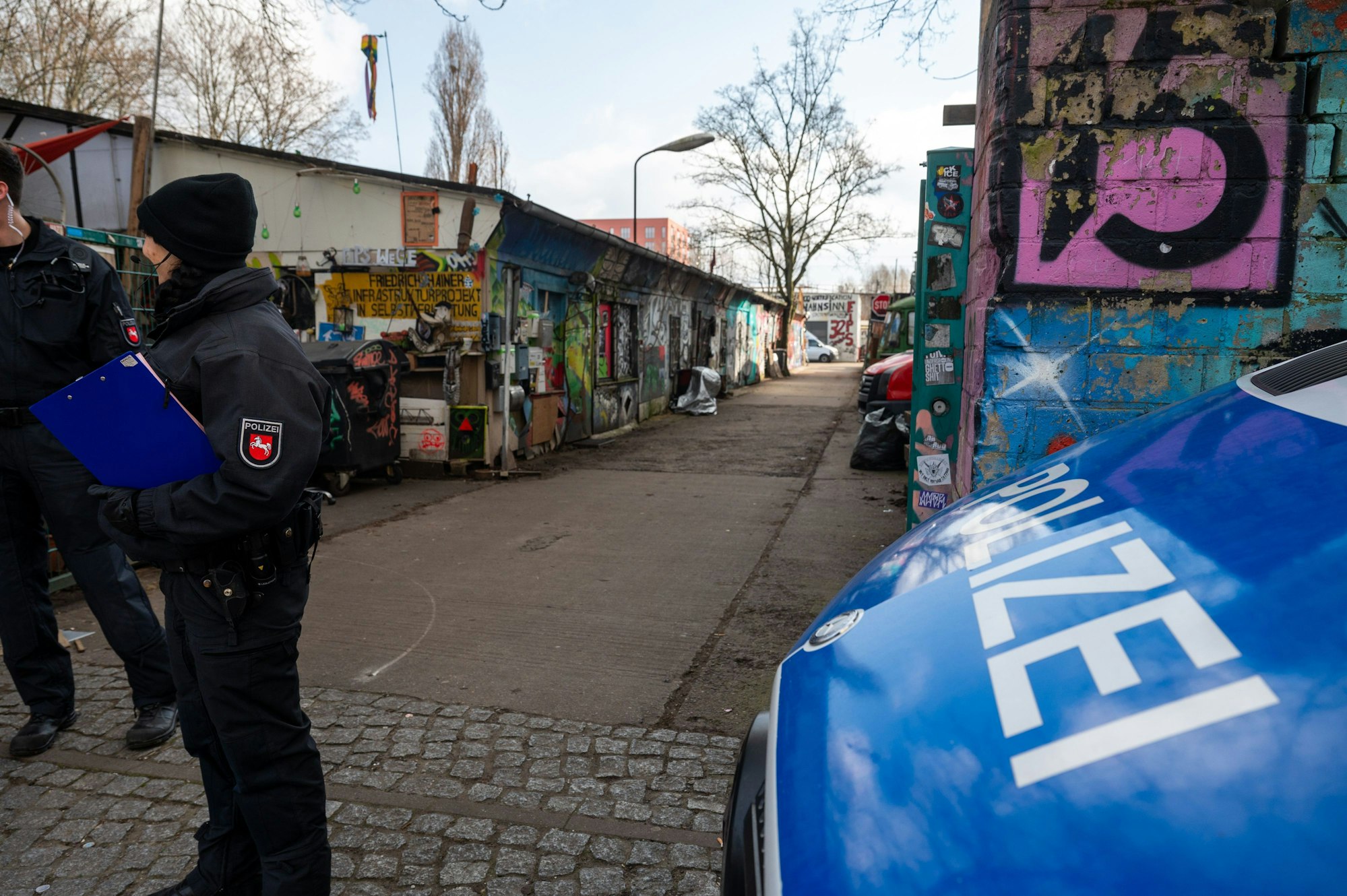 Einsatzkräfte der Polizei suchen bei der Fahndung nach den früheren RAF-Terroristen Staub und Garweg das Gelände am Markgrafendamm im Stadtteil Friedrichshain weiterhin ab.
