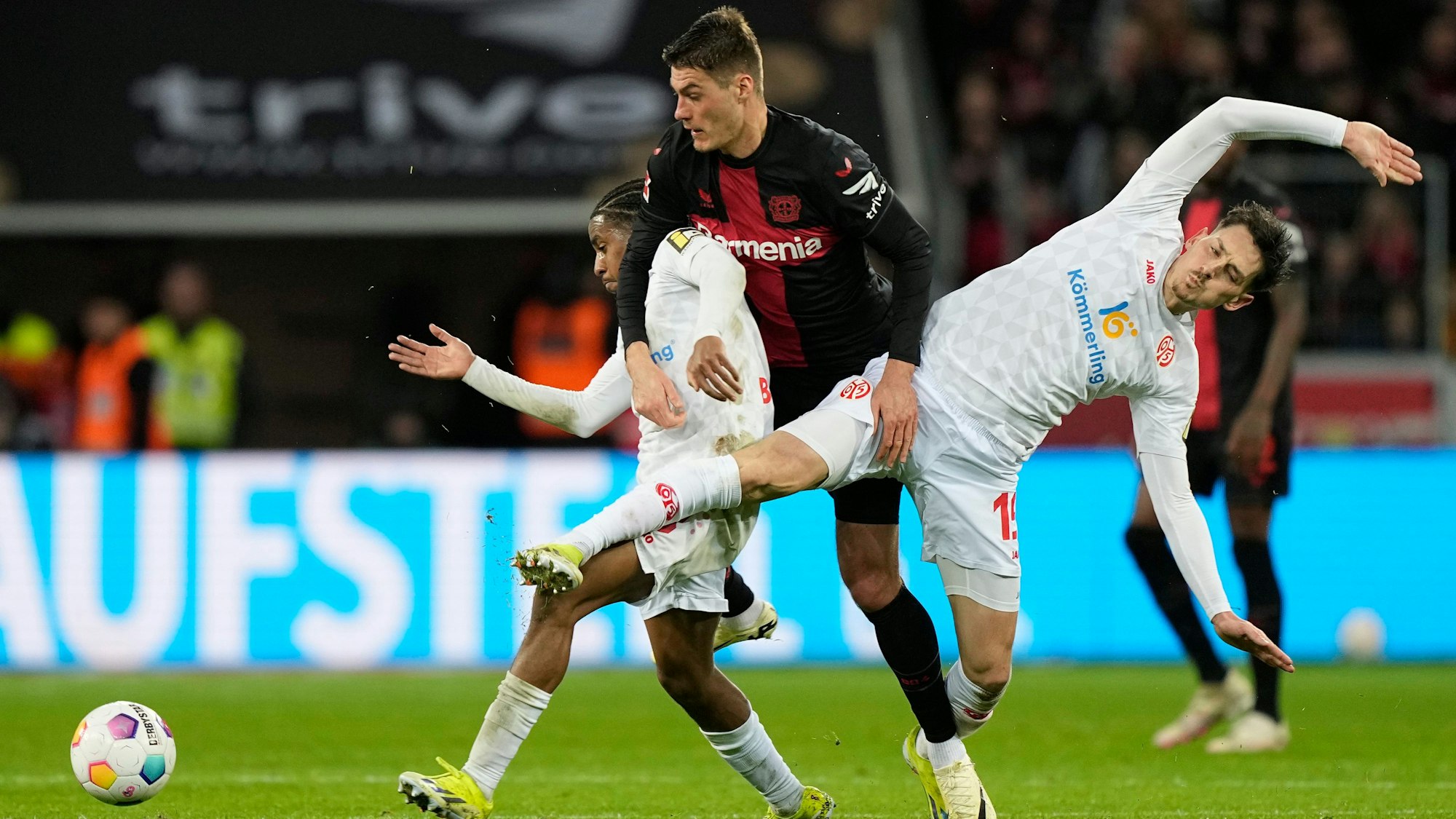 Patrik Schick im Zweikampf um den Ball im Spiel gegen den 1. FSV Mainz 05