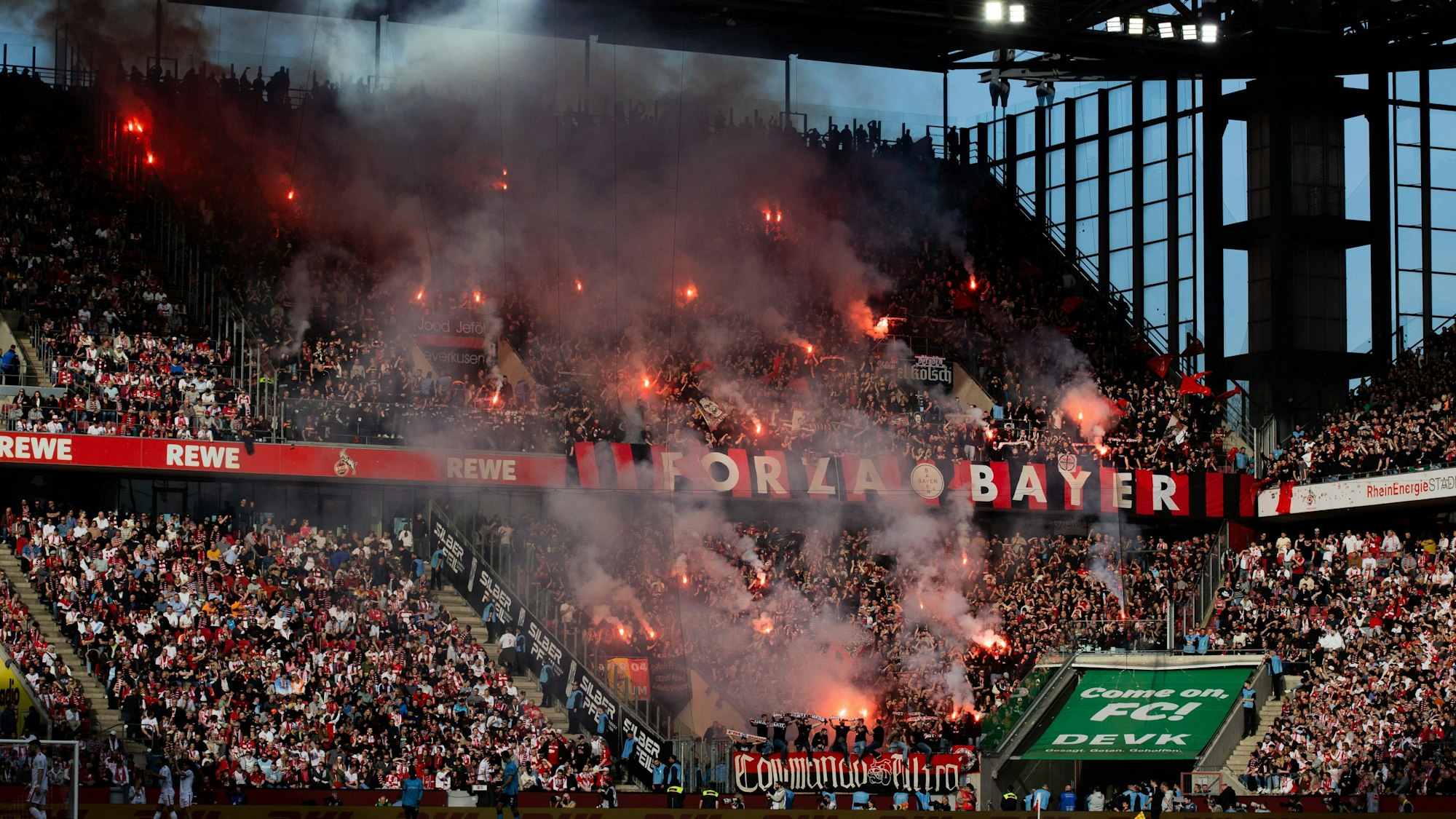 Die Auswärtskurve zündete während des Spiel zahlreiche Bengalos