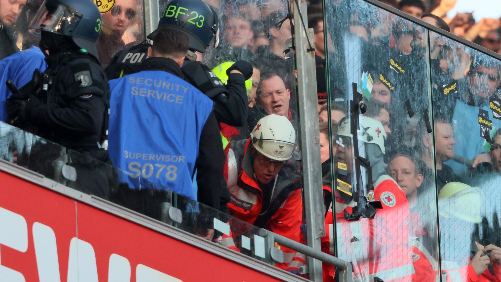 Rettungskräfte, Polizisten und Sicherheitskräfte auf der Nordtribüne im Stadion