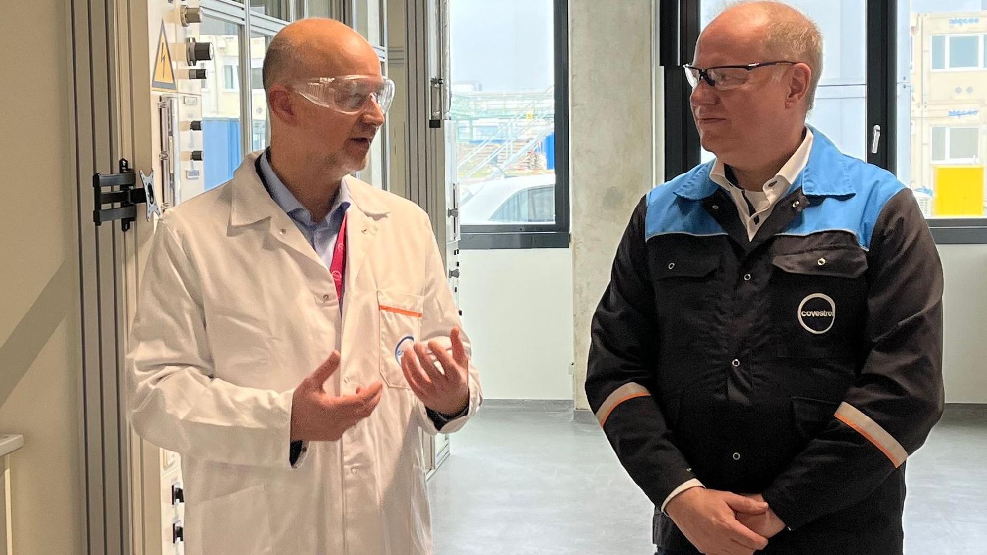 Markus Dugal mit seinem Covestro-Kollegen Michael Traving