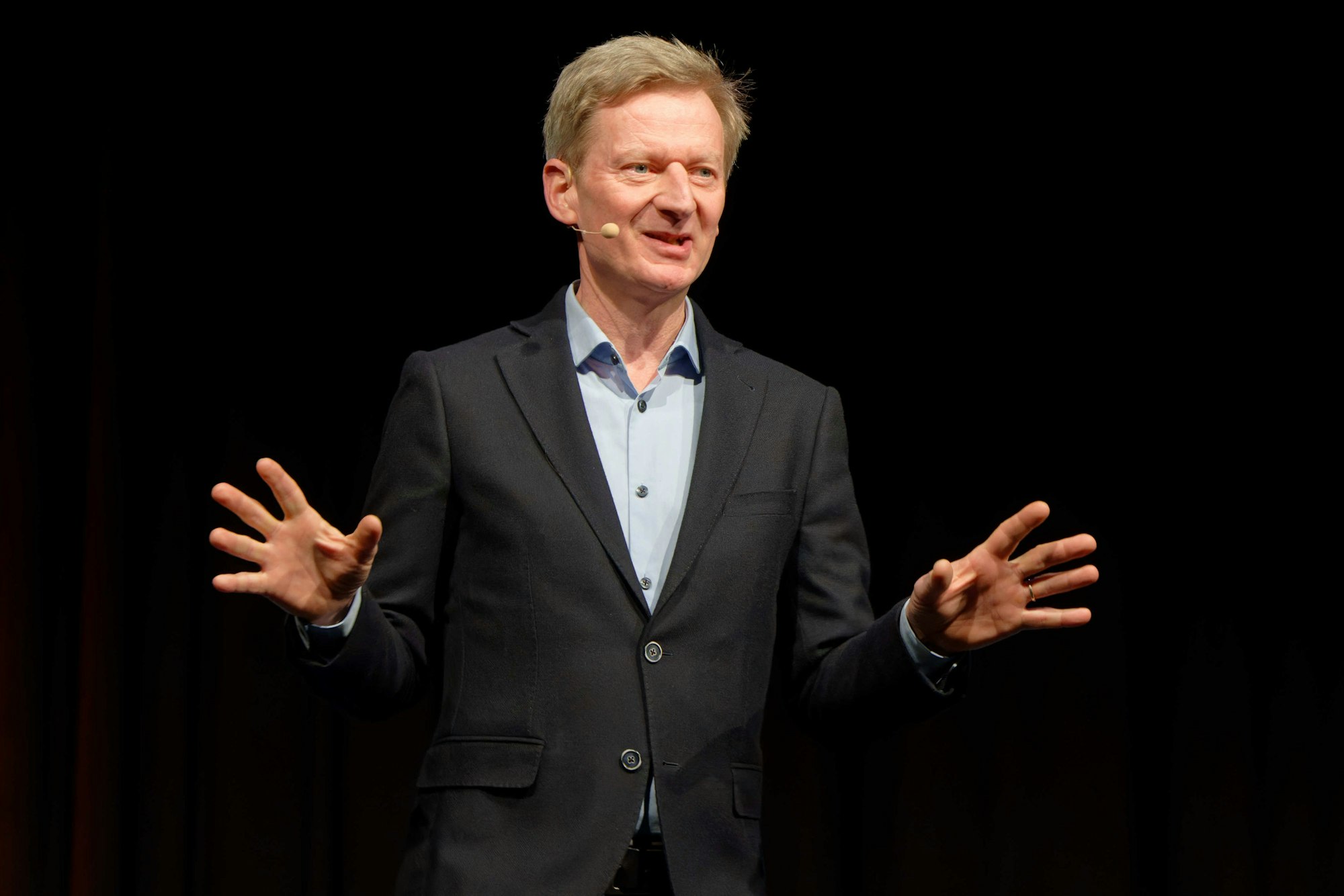 Der Schauspielerin Michael Kessler steht bei der Veranstaltung "Remix 4!" beim Literaturfestival Lit.Cologne auf der Bühne.
