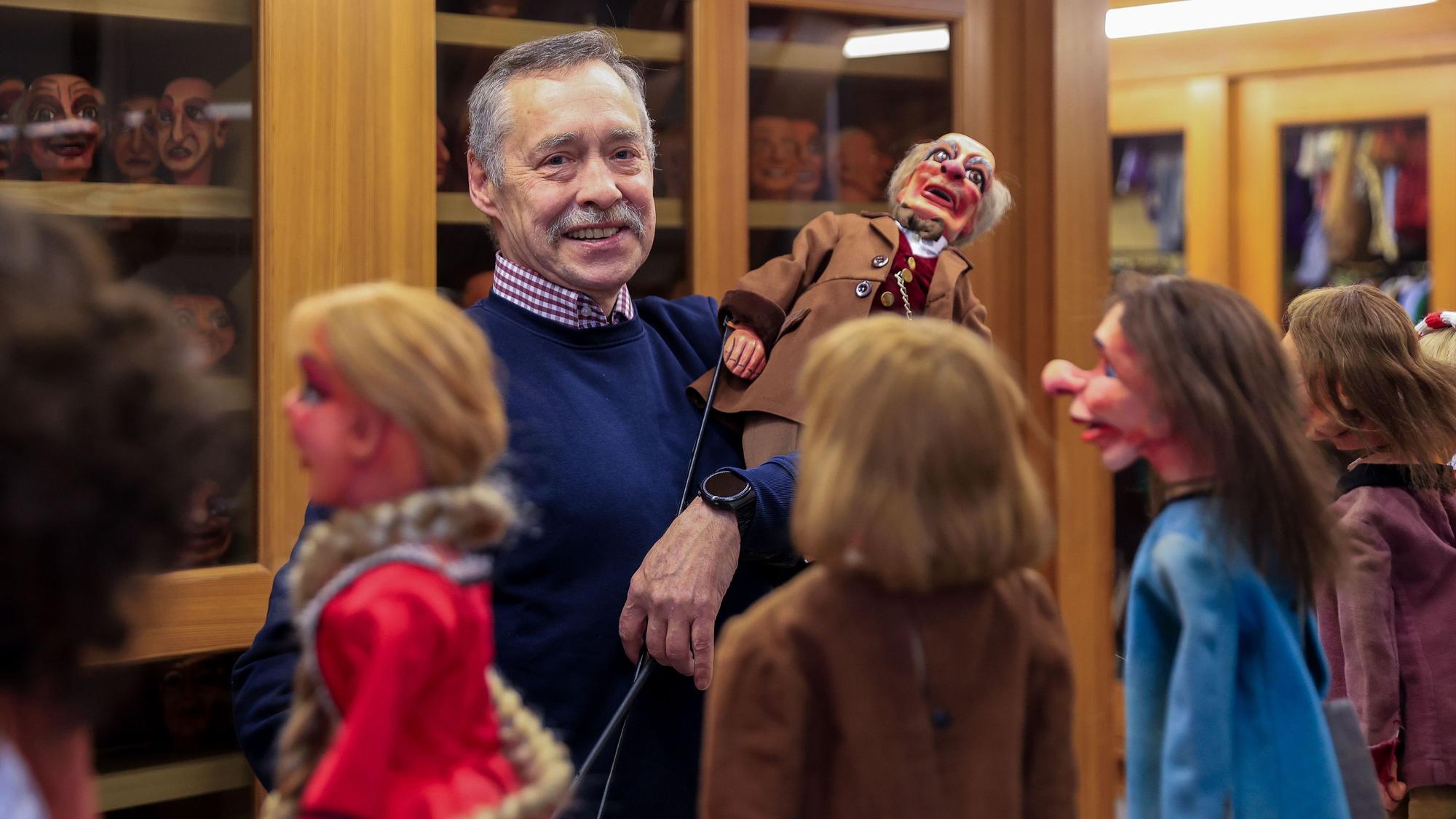 Der Besteva-Darsteller Josef Schöneberg vom Hänneschen-Theater mit Stockpuppen