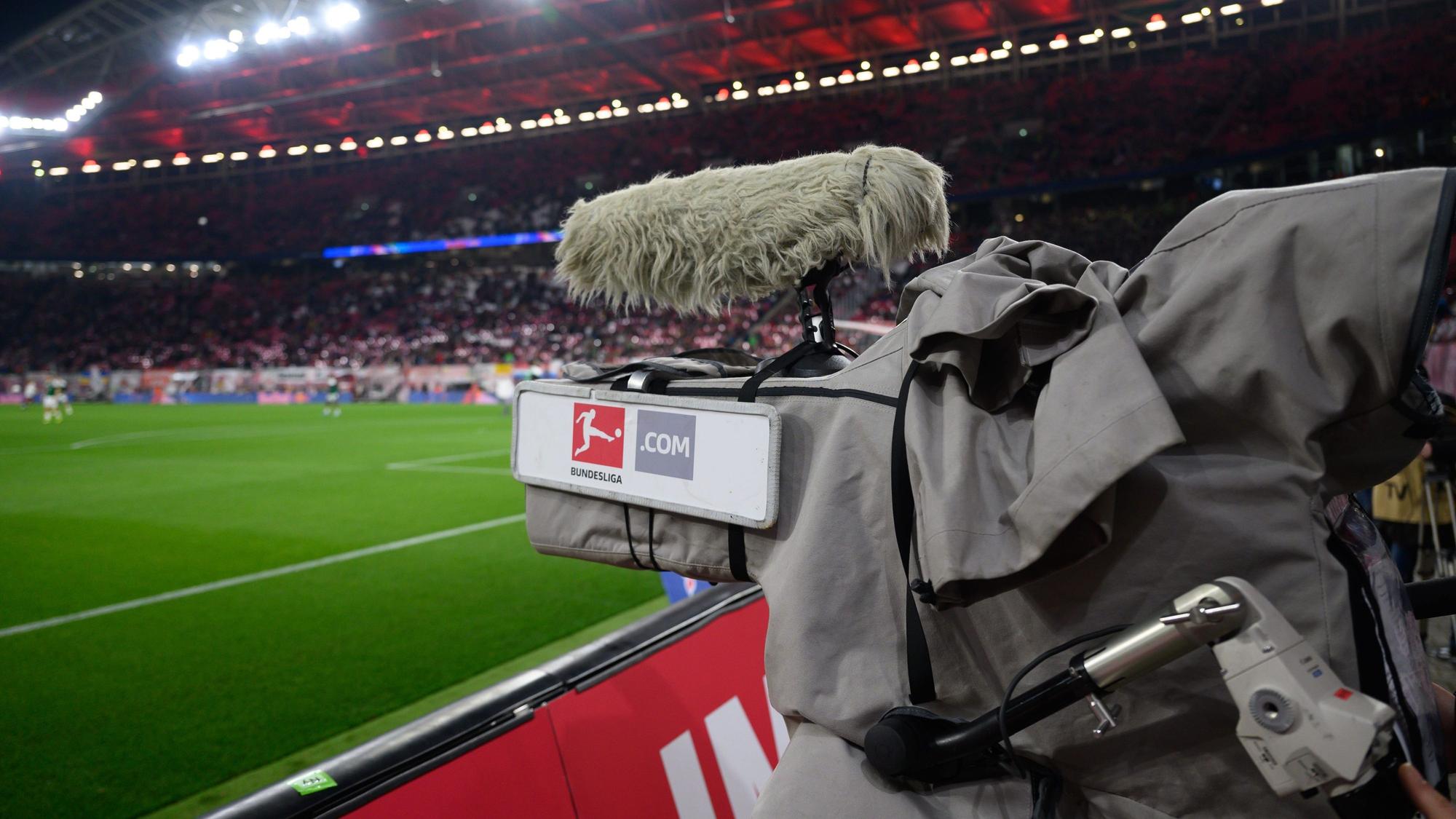 Eine Kamera steht am Spielfeldrand.