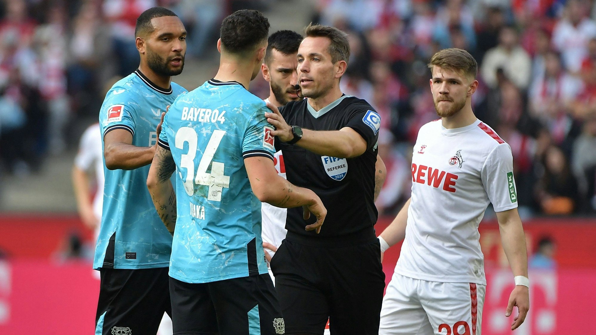 Nach einem Foul von Jan Thielmann Koeln - rechts beschwert sich Granit Xhaka Leverkusen lautstark bei Schiedsrichter Tobias Stieler