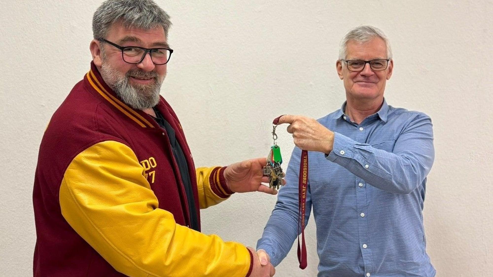 Schlüsselübergabe von Eric Grützenbach (rechts) an den neuen Präsidenten Udo Volberg.