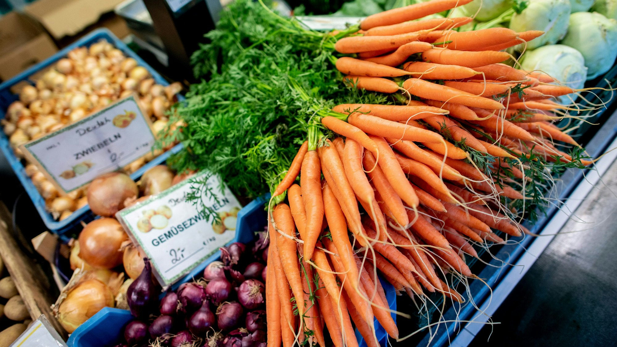 Frisches Gemüse auf dem Wochenmarkt in Köln.
